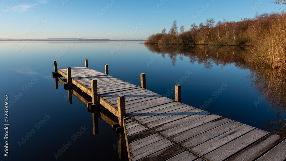 Steg im Sonnenaufgang bei Frost am Steinhuder Meer - Niedersachsen, Deutschland