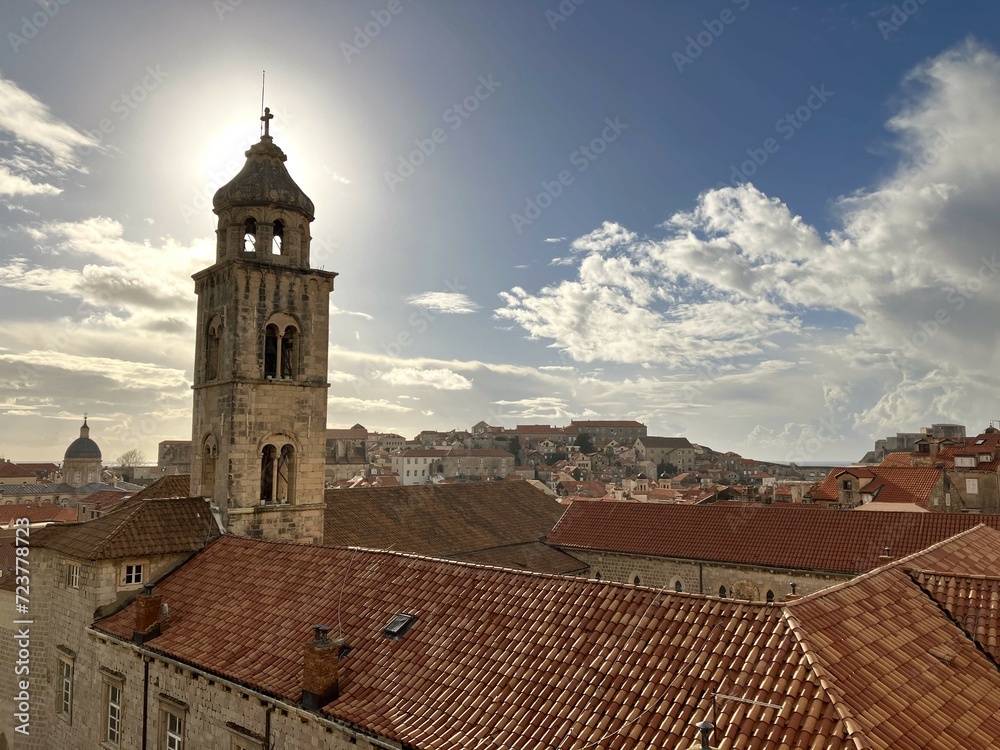 中世風の街並みが広がるドブロブニクの塔と街並み