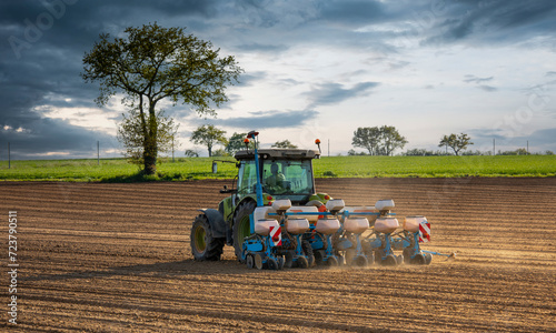 Paysage de campagne et agriculture en France au printemps.