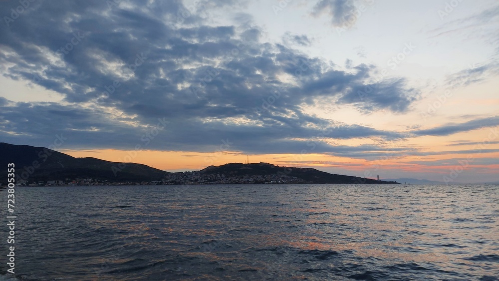 Obraz premium Deniz ve deniz dalgaları, Sea and sea waves - Gün batımı, sunset- sea travel on a boat, teknede deniz seyahati- sea view, deniz manzarası- Akdeniz, Mediterranean- view, manzara