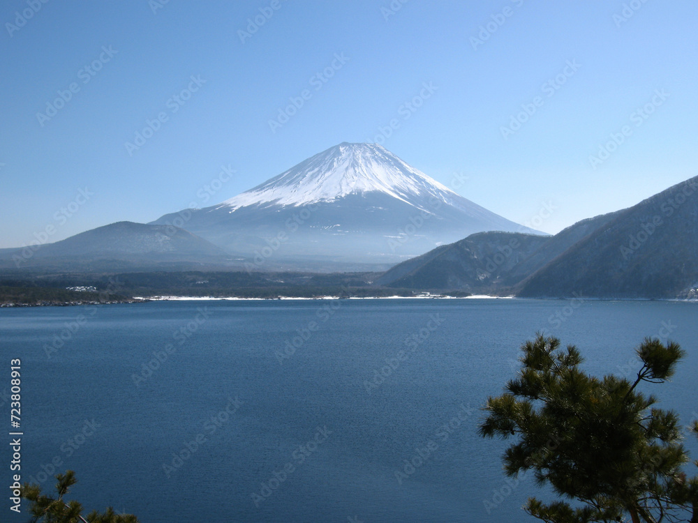 春の精進湖と富士山の風景