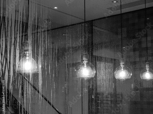 窓を叩く雨と印象的な照明
Rain beating on the windows and impressive lighting