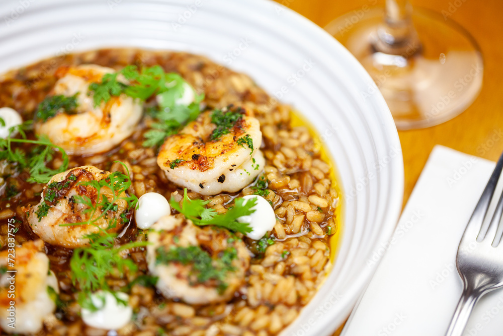 Arroz Caldoso de Camarão com Gremolata
Shrimp Stew Rice with Gremolata Arroz Caldoso de Camarão com Gremolata
Shrimp Stew Rice with Gremolata