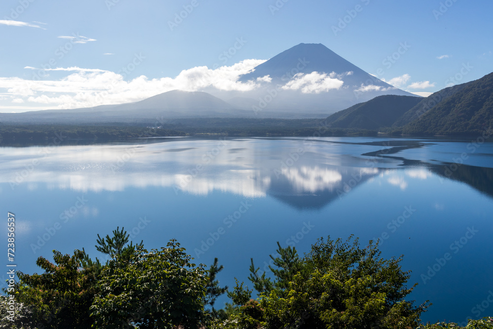 富士山・本栖湖・青空・雲
