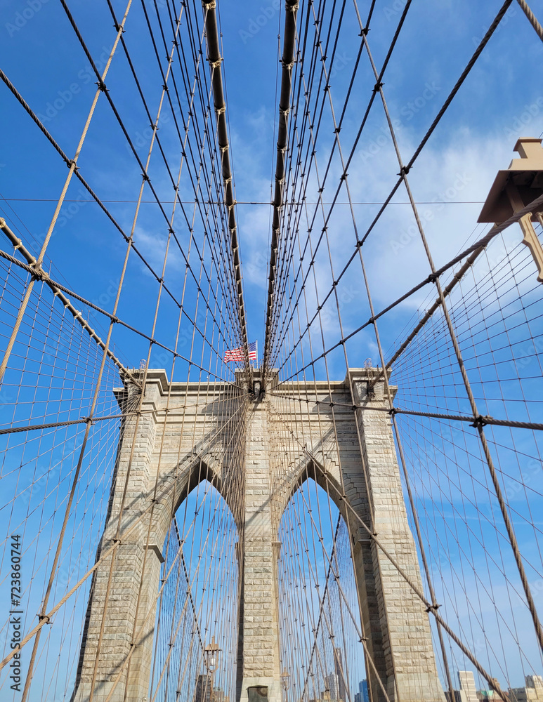 Obraz premium Symmetry and Strength: Brooklyn Bridge's Timeless Architecture