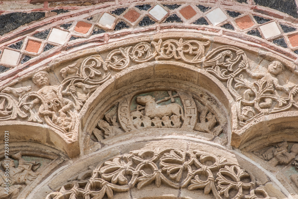 Linteau roman sculpté et peint de la chapelle Saint Michel perchée sur son dyke à Aiguilhe, Haute,Loire, France