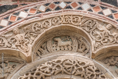 Photos Linteau roman sculpté et peint de la chapelle Saint Michel perchée sur son dyke