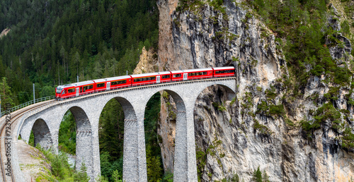 Zug der Rhätischen Bahn auf Landwasserviadukt, Graubünden, Schweiz photo