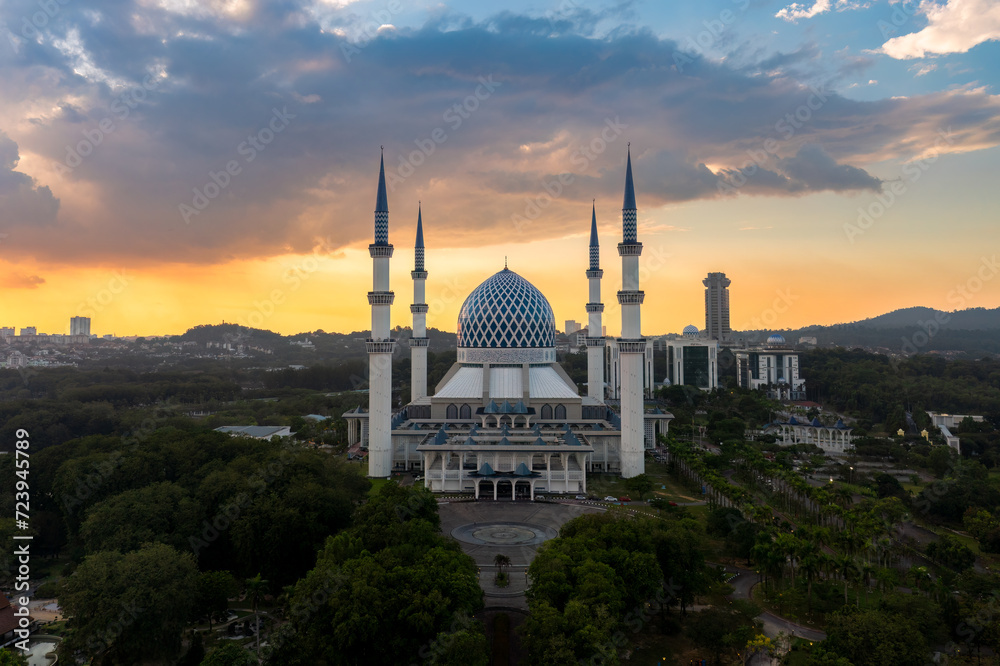 Obraz premium Aerial view of the Sultan Salahuddin Abdul Aziz Shah mosque with dramatic and majestic sunset as background. 