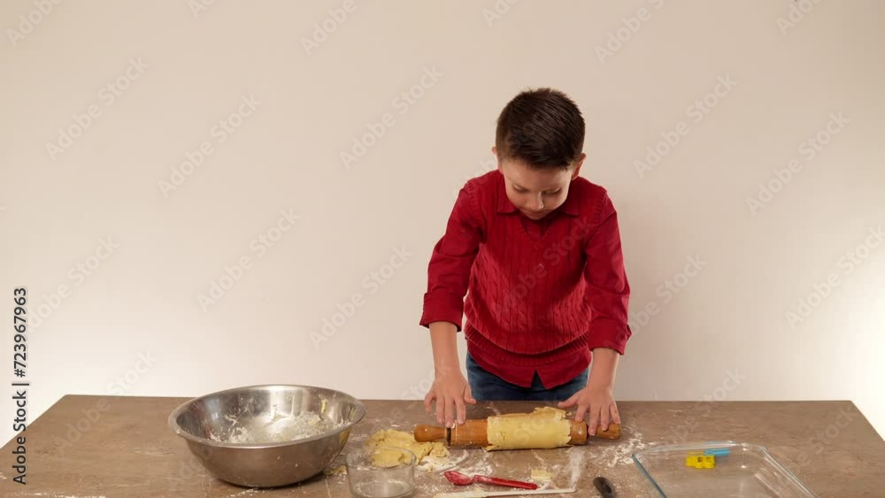 niño amasando la masa para hacer y hornear galletas para compartir con su familia y sus amigos