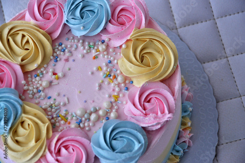 bolo com flores coloridas decoração floral delicada menina 