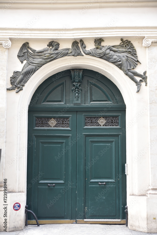 Grand portail décoré à Paris. France