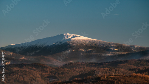 Z widokiem na Babią Górę w śnieżnej otulinie  © Piotr Gancarczyk