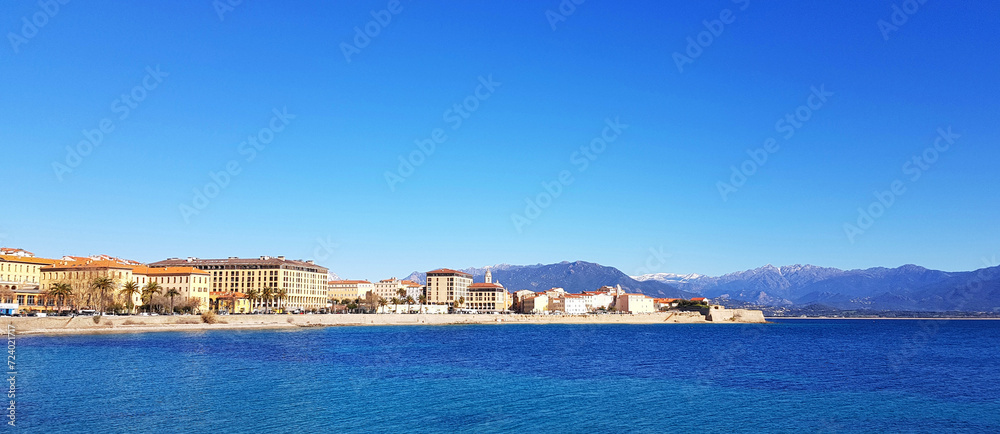 Vue panoramique du littoral ajaccien depuis la route de Parata à Ajaccio, Corse, France