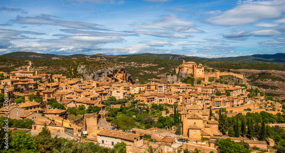 Vue panoramique des montagnes aragonaises et du village médiéval d'Alquézar, Aragon, Espagne