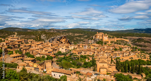 Vue panoramique des montagnes aragonaises et du village médiéval d'Alquézar, Aragon, Espagne
