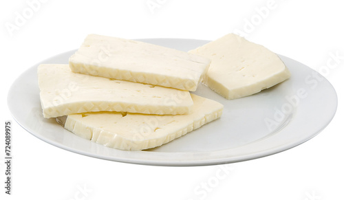prato com fatias de queijo branco fresco isolado em fundo transparente