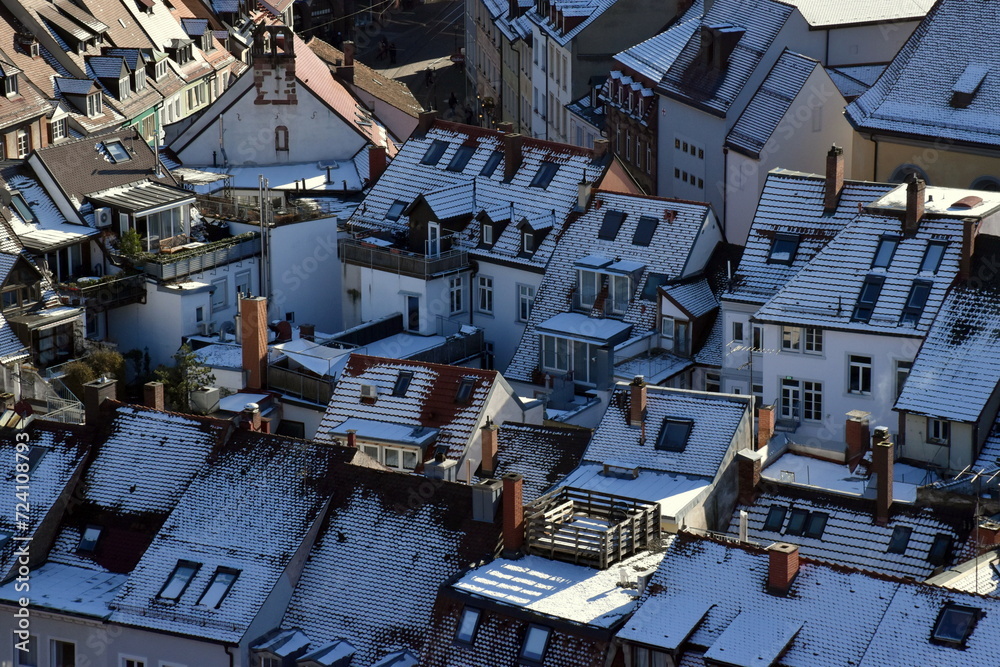 Fototapeta premium Verschneite Dächer in der Altstadt von Freiburg