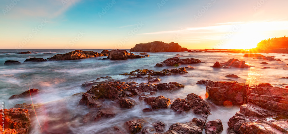 Obraz premium Rocky Shore on Pacific Ocean West Coast during Sunny Sunset. Vancouver Island