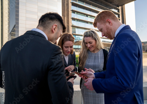Cuadro en lienzo group of business people using smartphone together at the same time