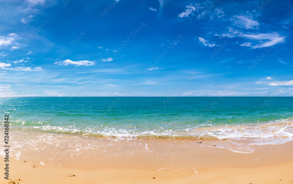Fototapeta premium tropical beach panorama, seascape with a wide horizon, showcasing the beautiful expanse of the sky meeting the sea 
