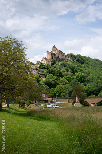 Château sur la colline en été