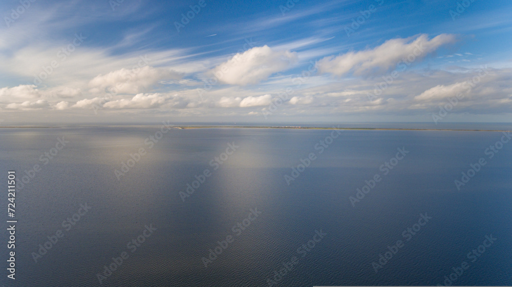 Fototapeta premium Luftbild der Nordsee mit Insel Wangerooge im Hintergrund