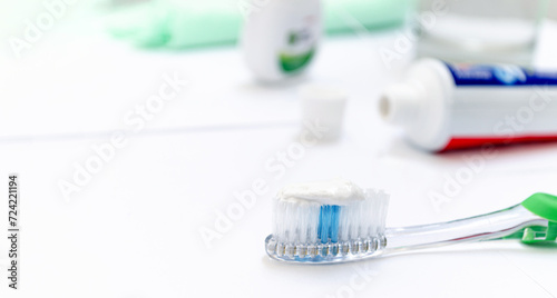 Cepillo de dientes con pasta dental blanca. Productos de limpieza dental. Dentífrico, hilo dental, enjuague bucal y toallita de baño, de uso diario para higiene bucal.  photo