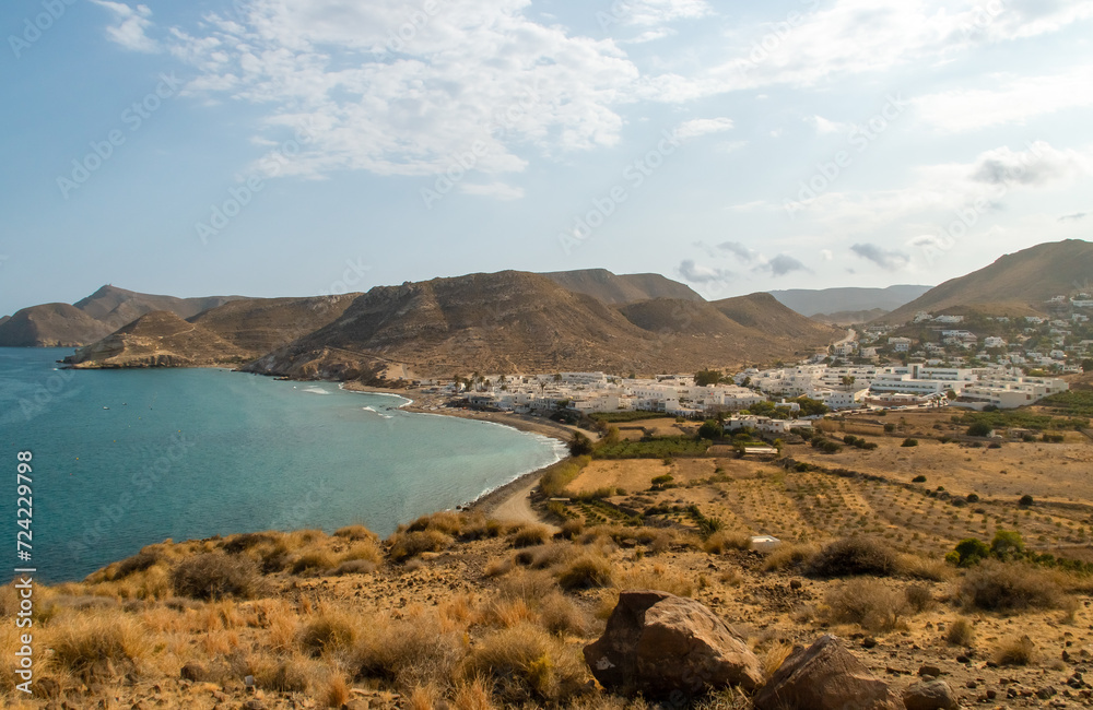 Vista del pueblo de Las Negras en Almería al atardecer, España. Vista costera de la bahía y playa desde el cerro Negro situado al norte del pueblo.