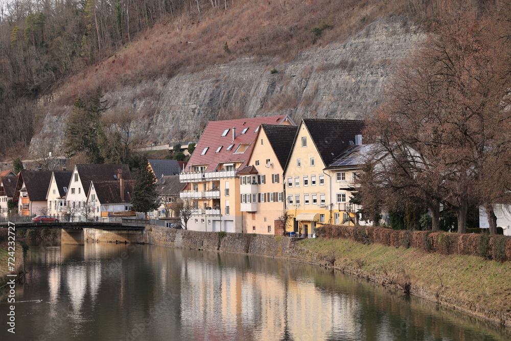 Blick über den Fluss Neckar auf die Altstadt von Sulz am Neckar im Schwarzwald