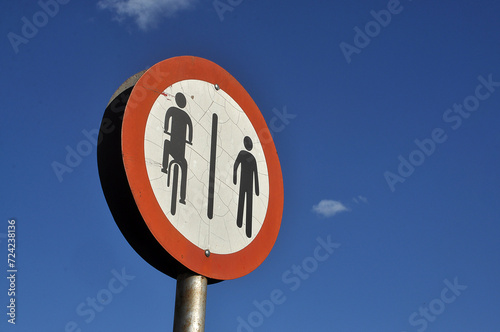placa sinalizando ciclista e pedestre  photo