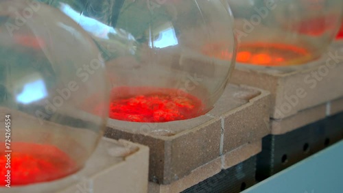 mechero con quemador en tubos de ensayo dentro del laboratorio manejando químicos y solventes para la industria photo