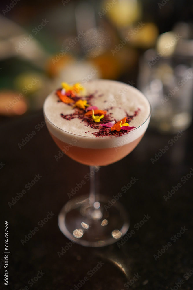 Cóctel Sour Negroni con adorno de Flores