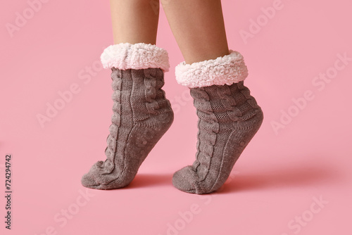 Cozy knitted gray slipper s...