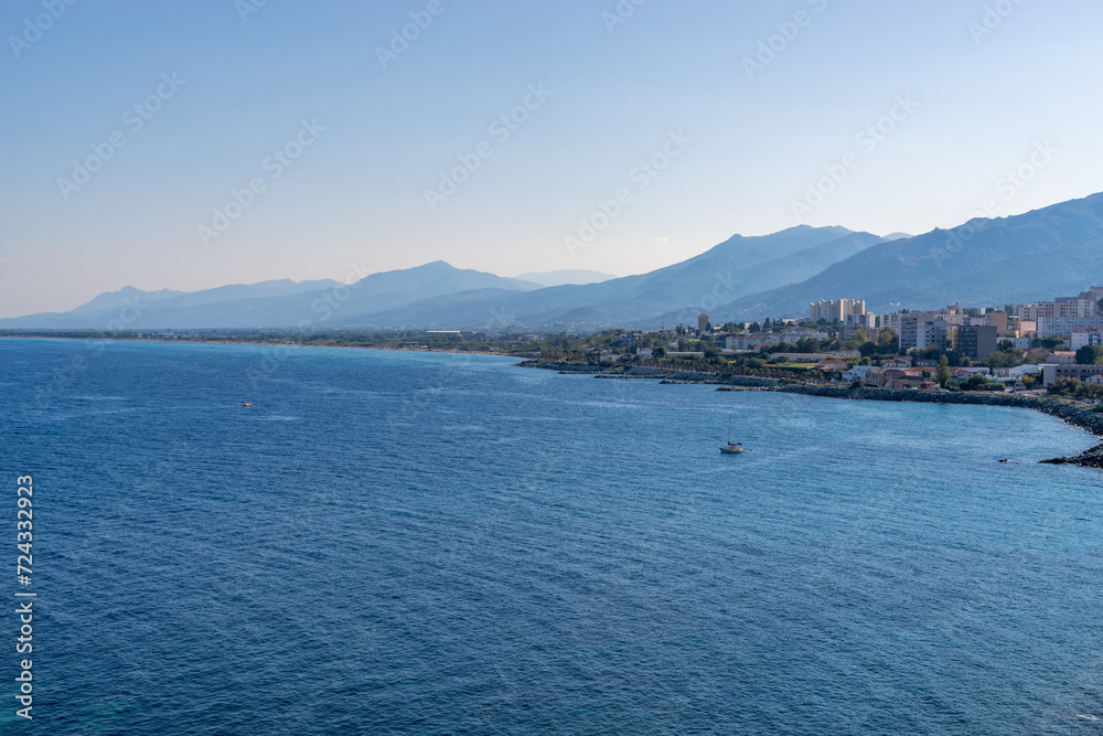 Küste oberhalb der Stadt Bastia, Korsika, Frankreich