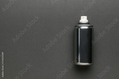 Foto An aerosol can with grease on a gray background with space for copying