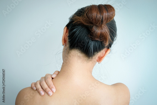 The woman had neck pain, shoulder pain, and Cervical Spondylosis sHe used her hands to massage the pain points of the muscles in her shoulders and neck. Medical concepts and treatments