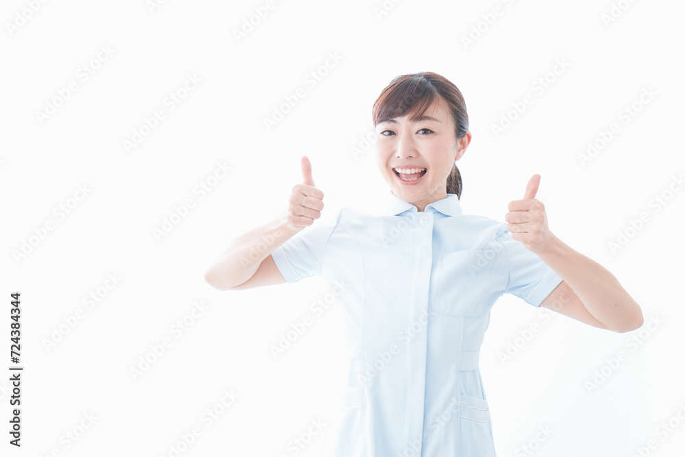 OKを示す若い看護師