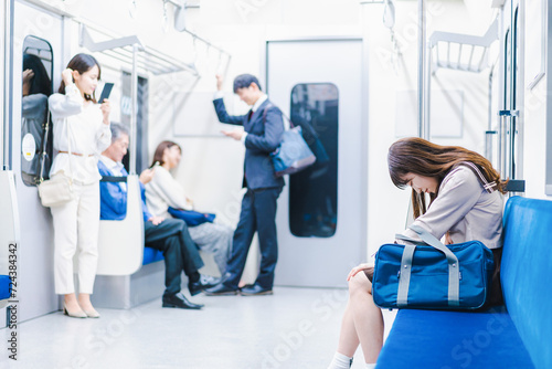 電車内で腹痛に苦しむ女子高生 photo
