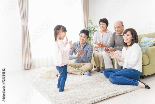 お遊戯をする子供と仲良しの家族 © maroke