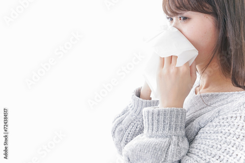 風邪・花粉症で鼻をかむ女性 photo