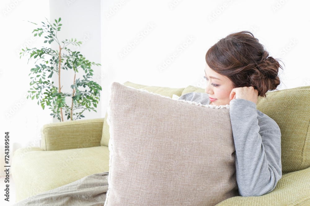 家でリラックスする一人暮らしの女性 家でリラックスする一人暮らしの女性