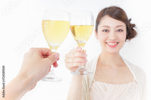 お酒を飲む女性