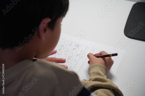 硬筆の練習をする男の子 photo
