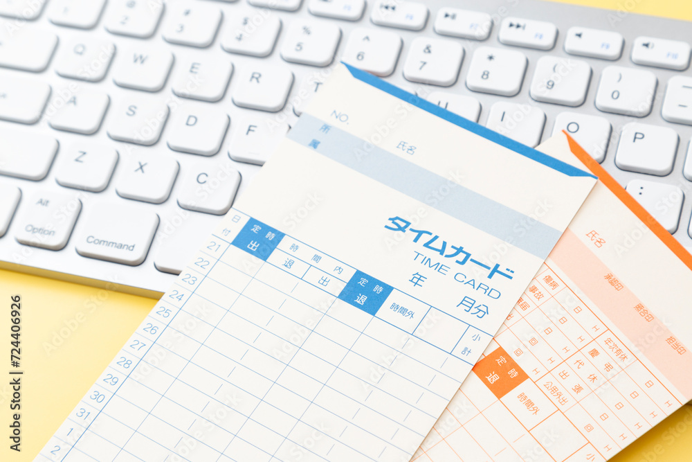 キーボードとタイムカード キーボードとタイムカード