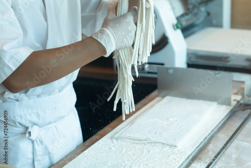 Foto Chef making raw udon japanese noodle