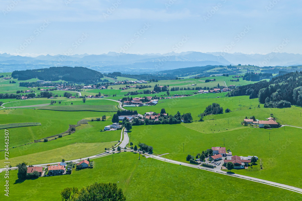 Ausblick über die Marktgemeinde Wiggensbach zum Allgäuer Alpenrand Ausblick über die Marktgemeinde Wiggensbach zum Allgäuer Alpenrand