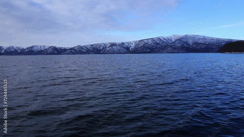 さざ波の湖面の冬の山間の湖。北海道の屈斜路湖。 さざ波の湖面の冬の山間の湖。北海道の屈斜路湖。