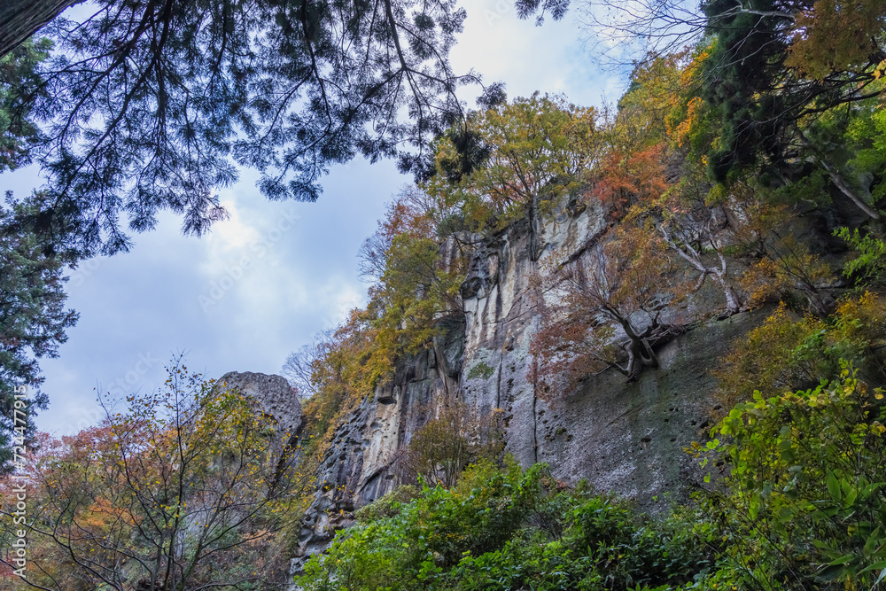 日本　山形県山形市にある立石寺、通称山寺の四寸道から見える百丈岩