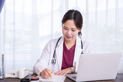 働く女医 female doctor working with laptop